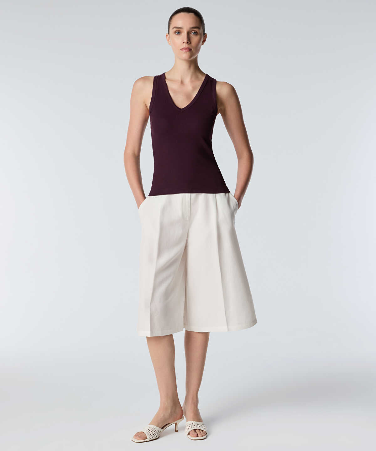 Zoomed V-Neck Basic T-Shirt