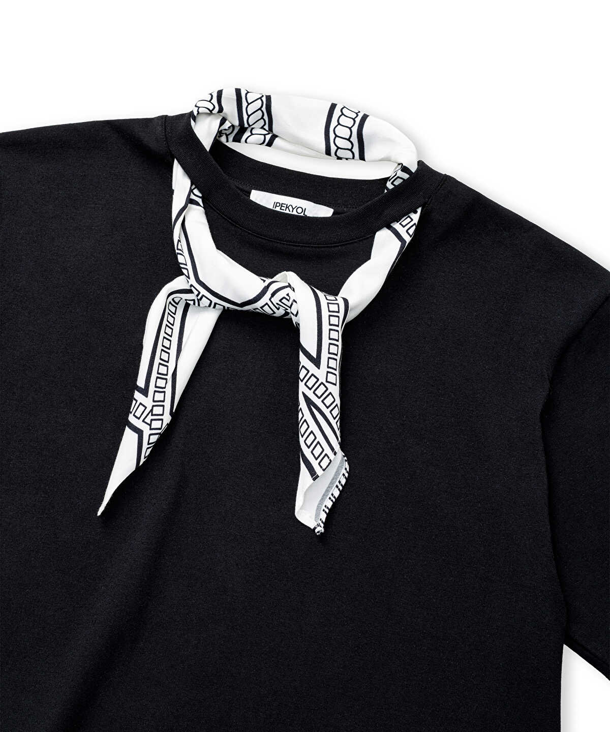Zoomed T-Shirt with Detachable Scarf