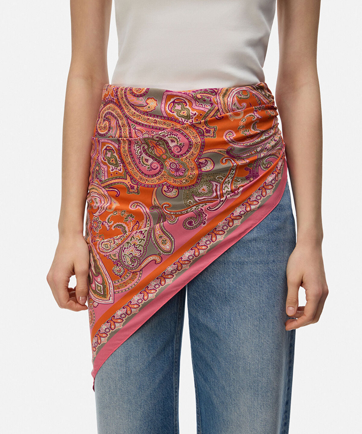 Zoomed Paisley Scarf