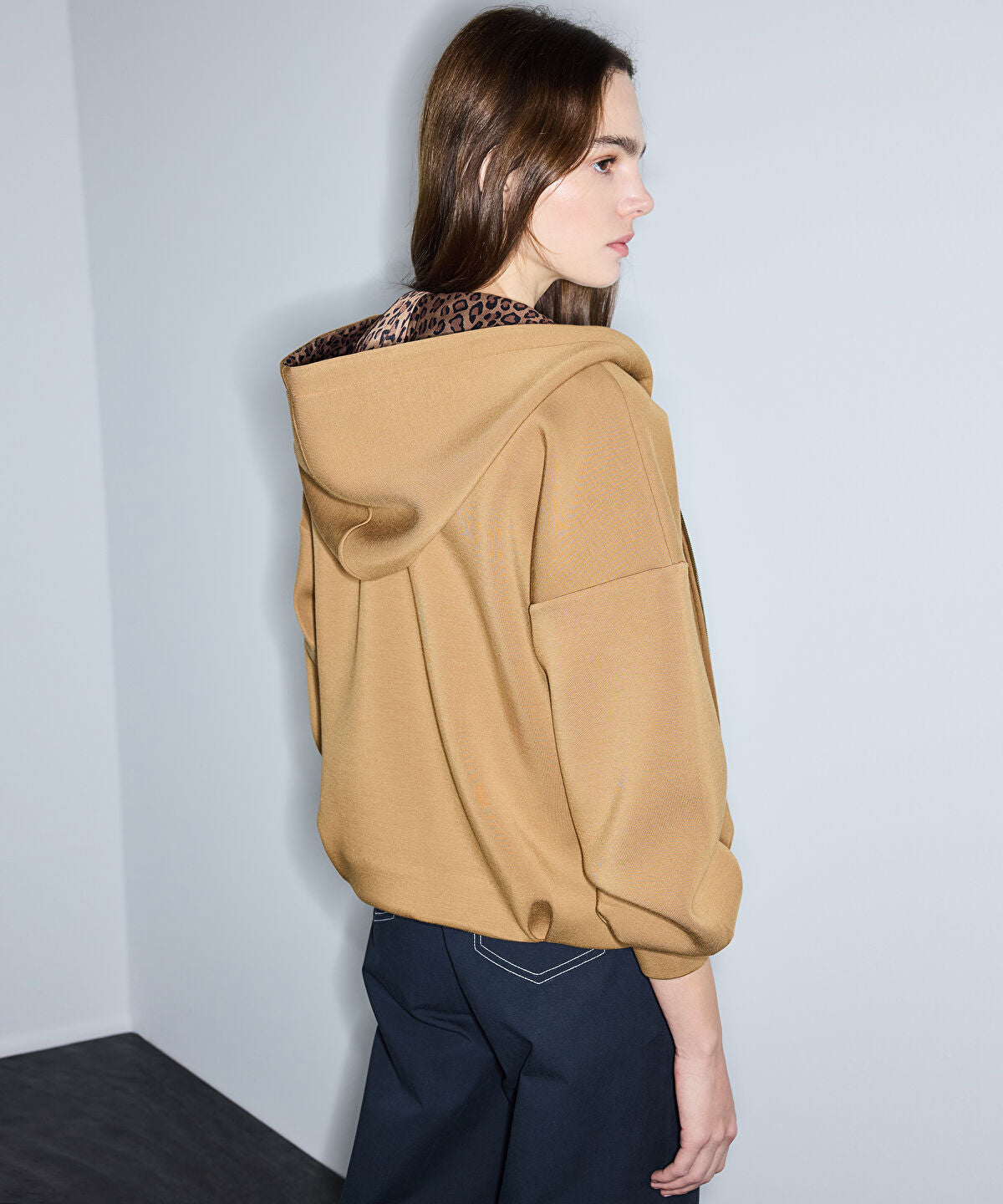 Zoomed Leopard Scarf Detail Sweatshirt