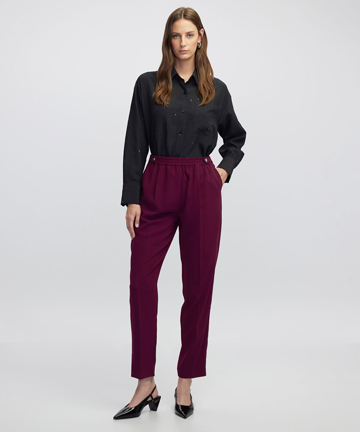 Zoomed Elastic Waist Carrot Trousers