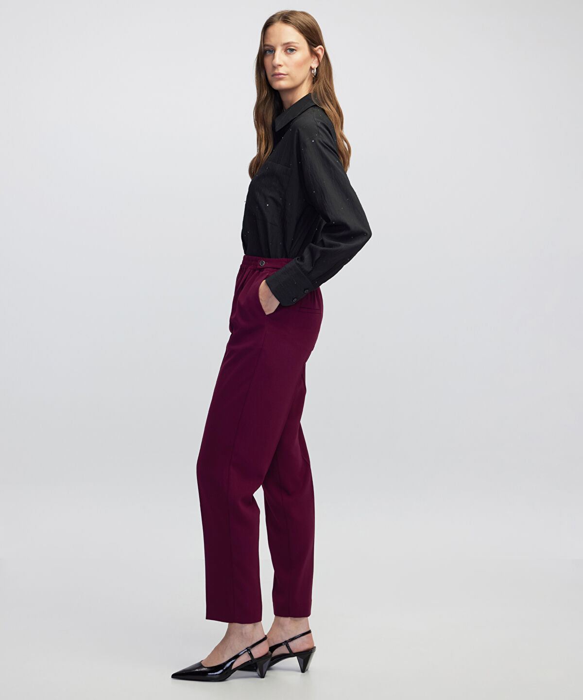 Zoomed Elastic Waist Carrot Trousers