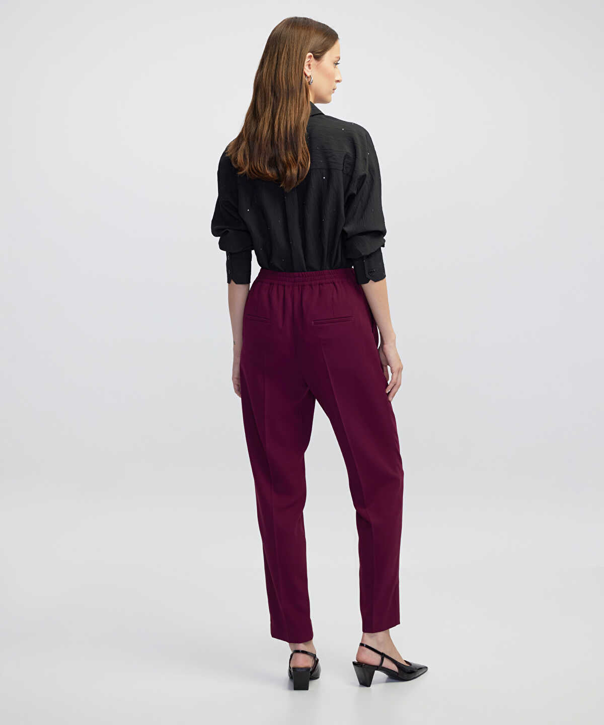 Zoomed Elastic Waist Carrot Trousers