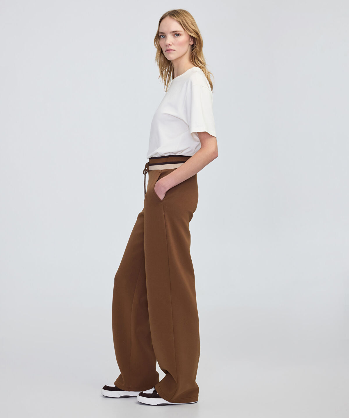 Zoomed Contrast Waist Wide-Leg Trousers