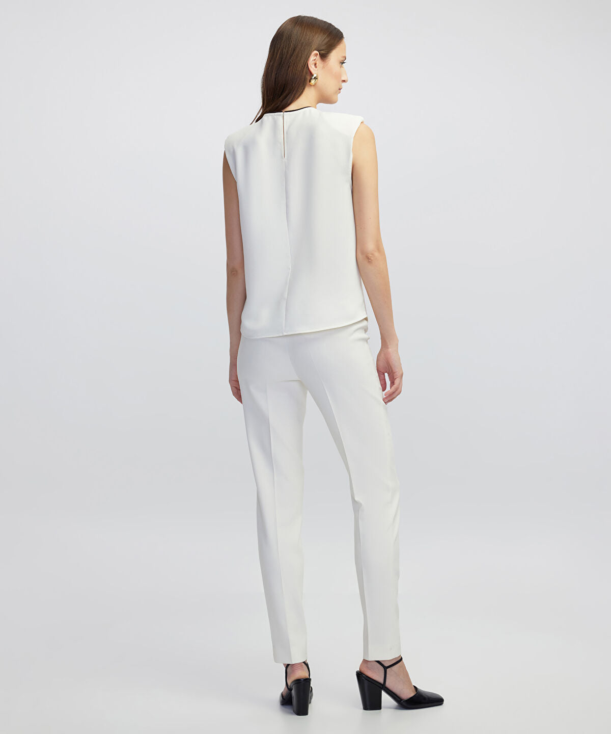 Zoomed Contrast Piping Blouse