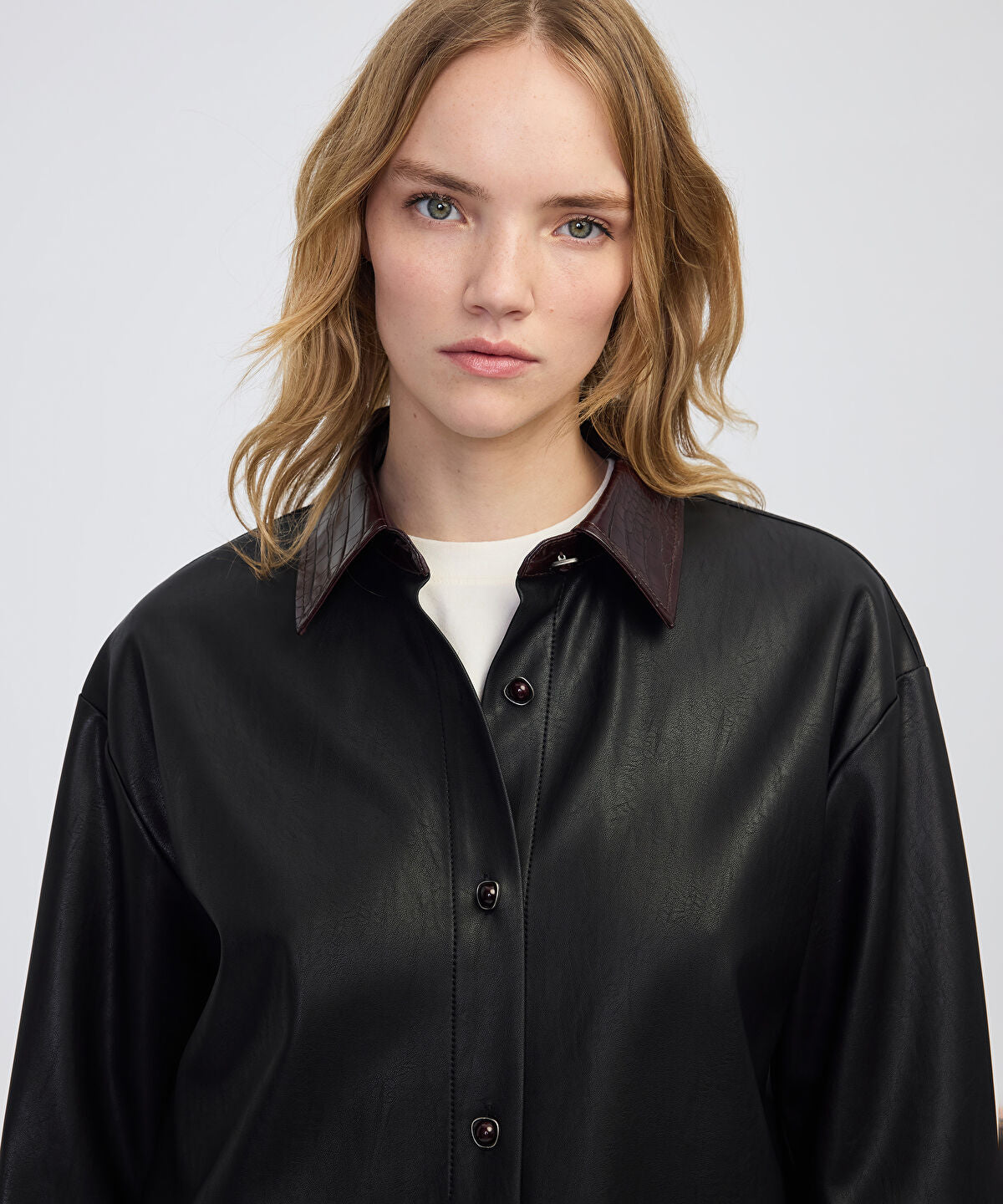 Zoomed Contrast Collar Leather-Effect Shirt 