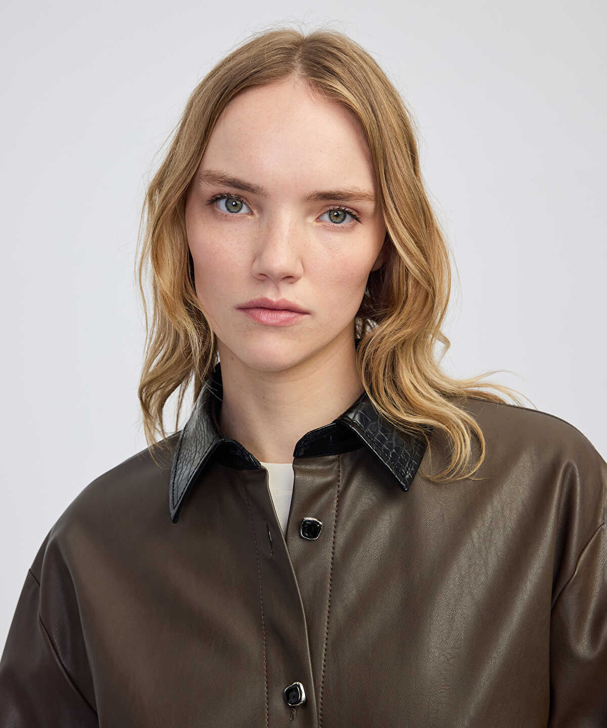 Zoomed Contrast Collar Leather-Effect Shirt 