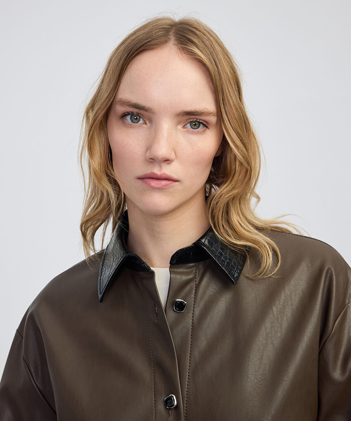 Zoomed Contrast Collar Leather-Effect Shirt 