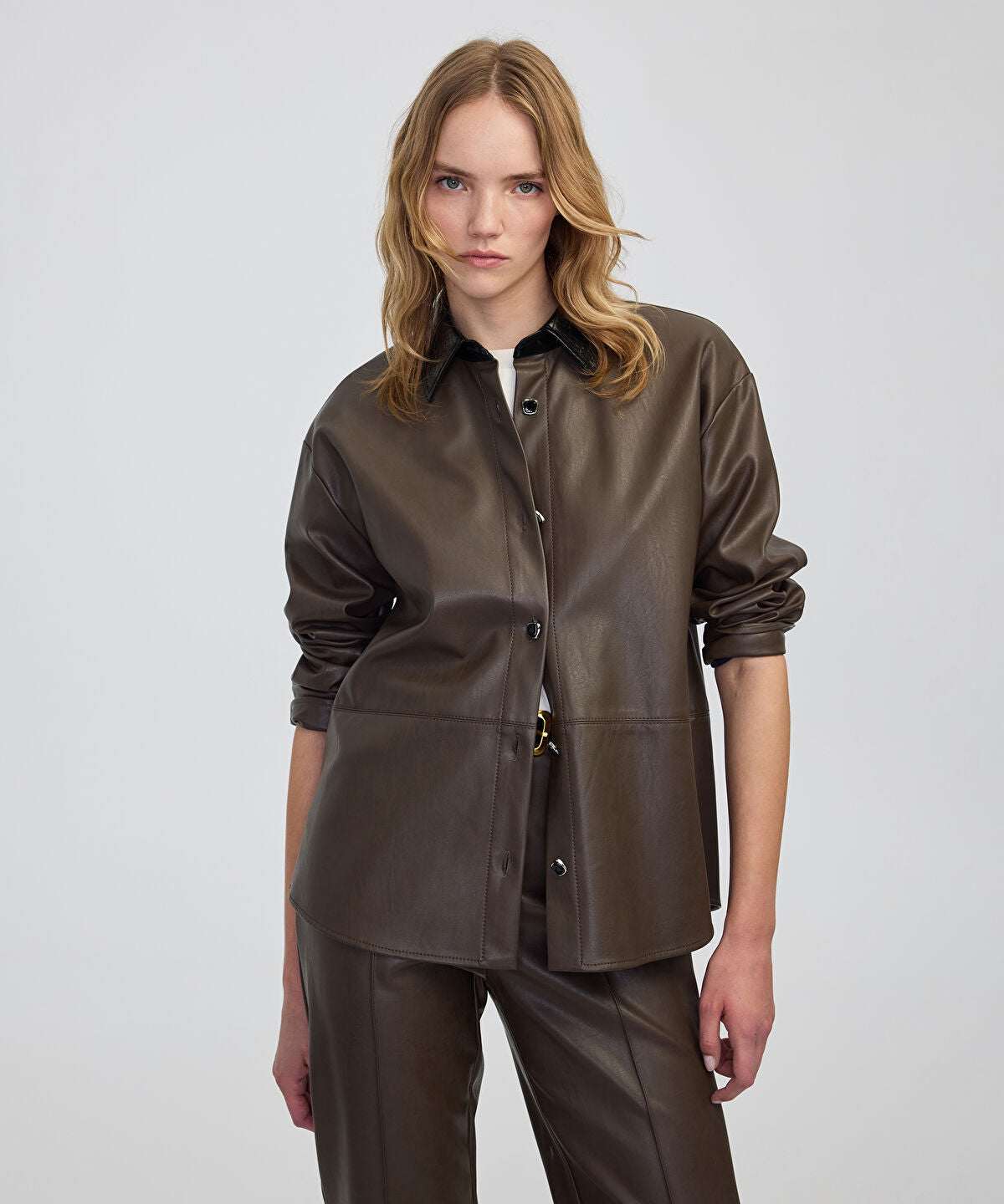 Zoomed Contrast Collar Leather-Effect Shirt 