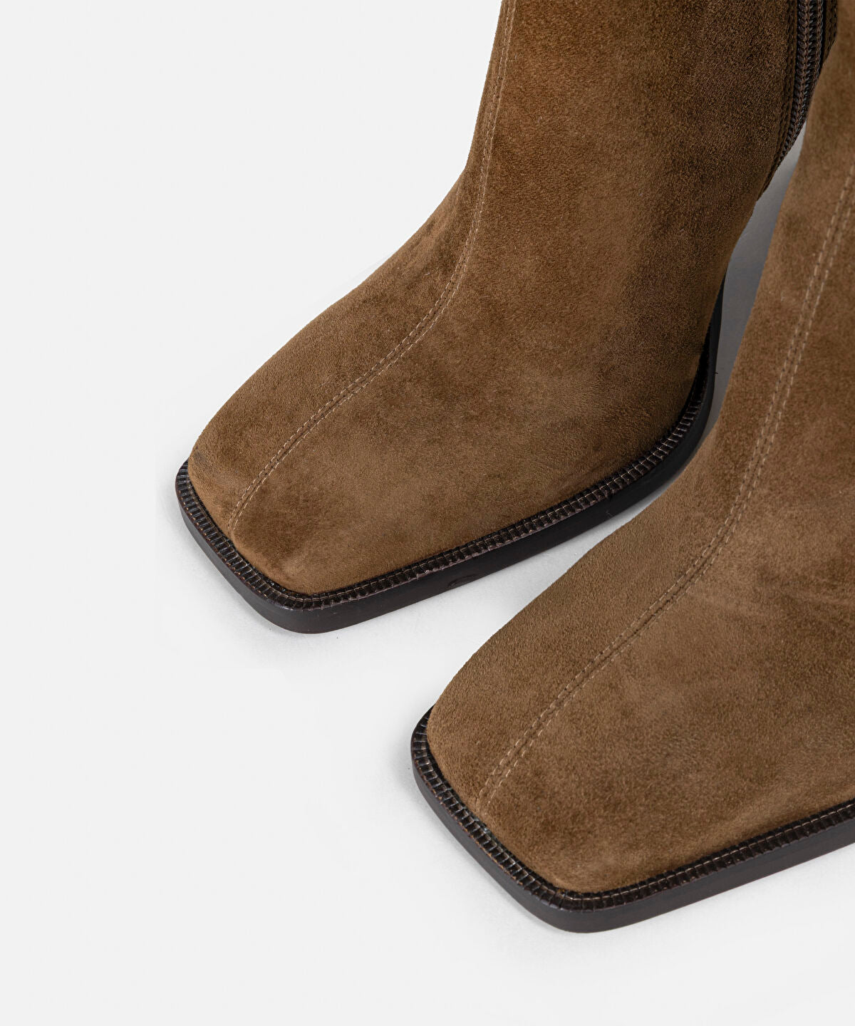Zoomed BOOTS