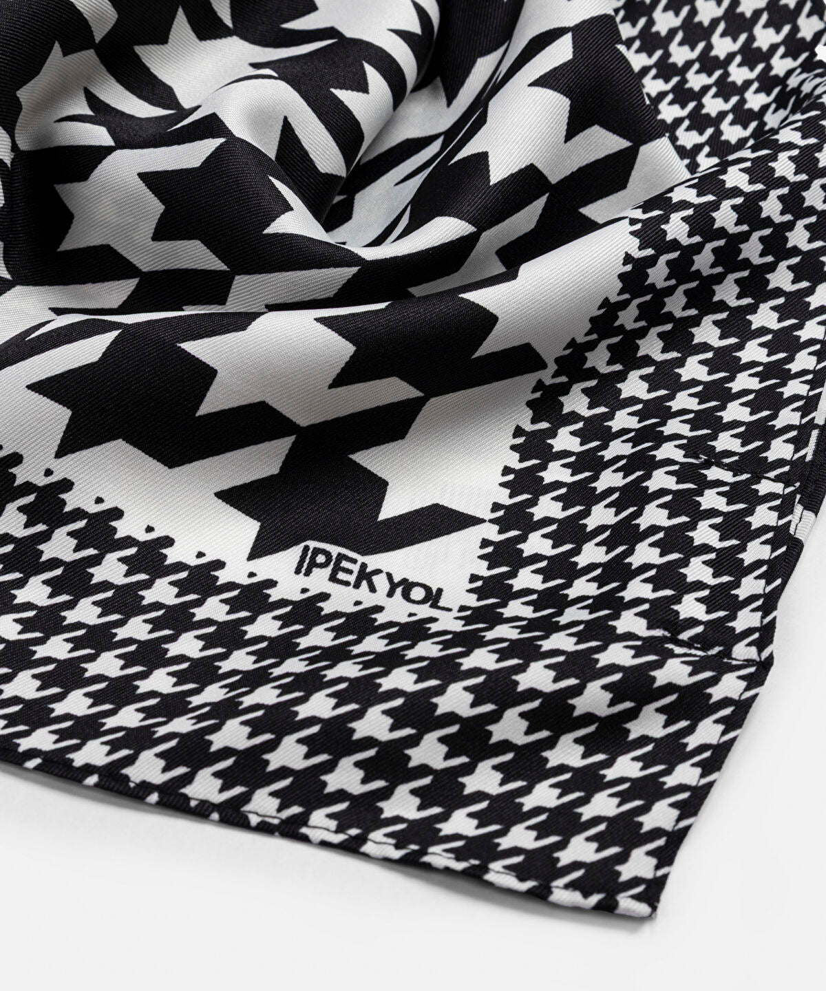 Zoomed Houndstooth Print Shawl