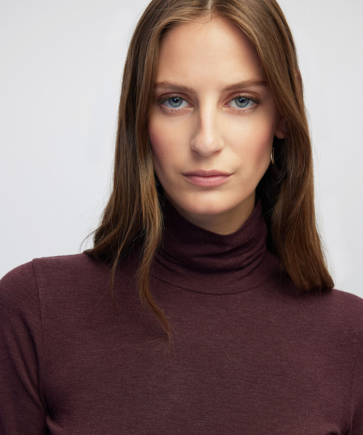Zoomed Turtleneck Basic T-Shirt