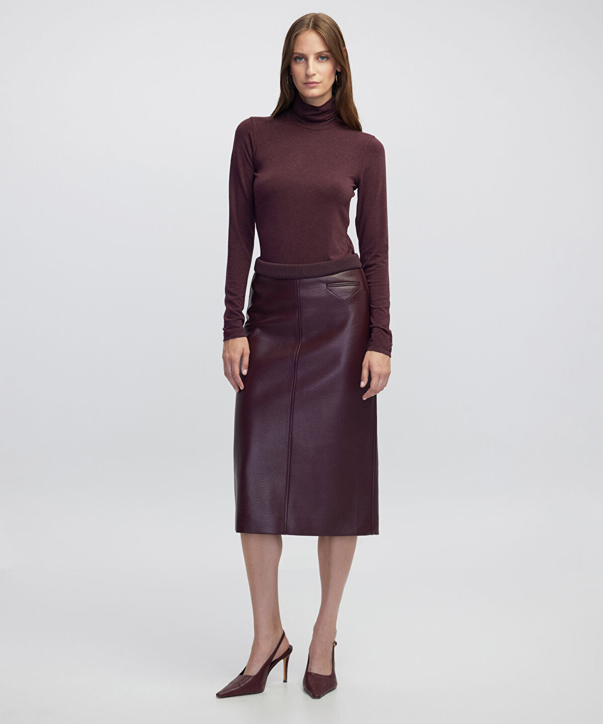 Zoomed Turtleneck Basic T-Shirt