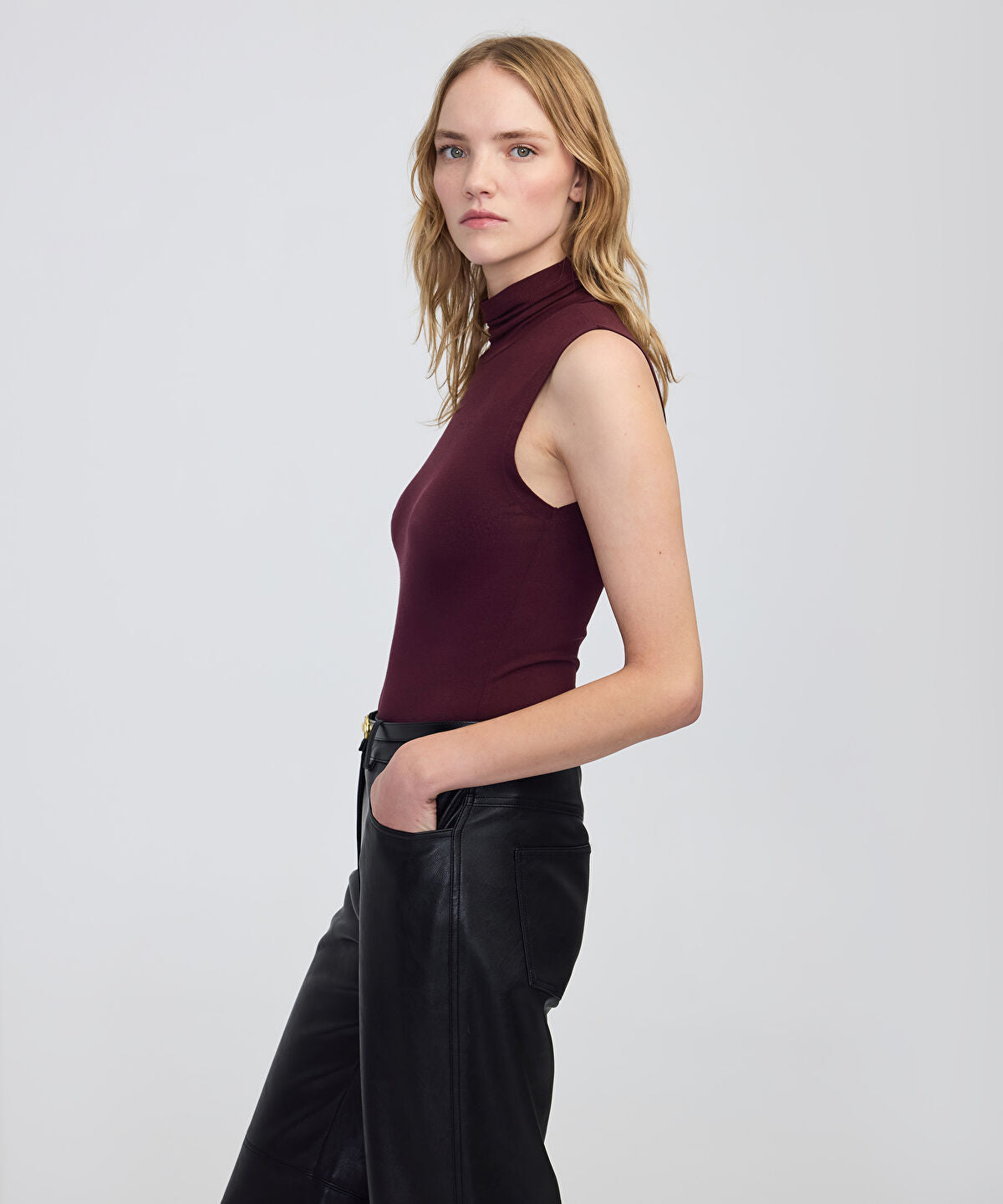 Zoomed High-Neck Basic T-Shirt