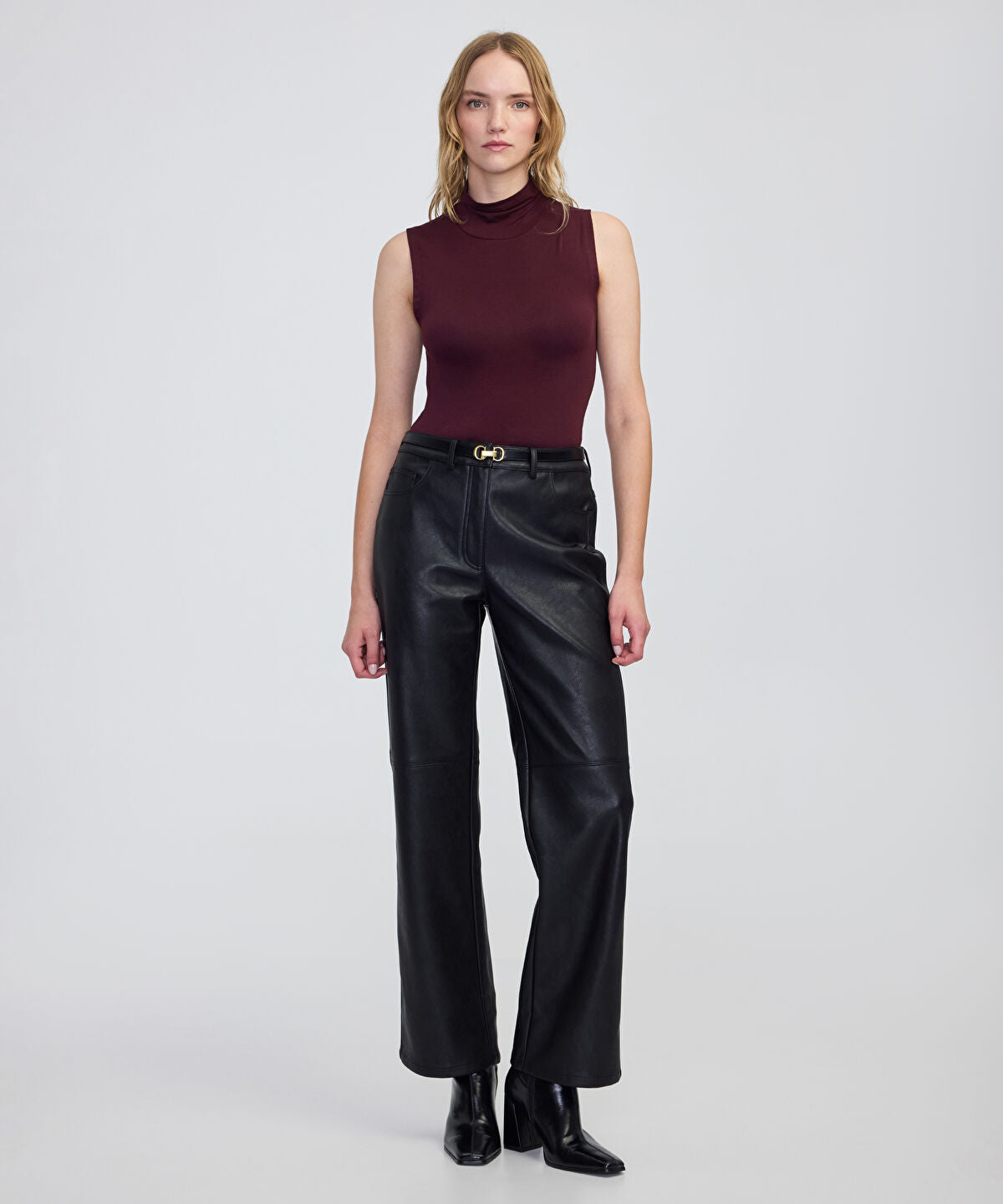 Zoomed High-Neck Basic T-Shirt