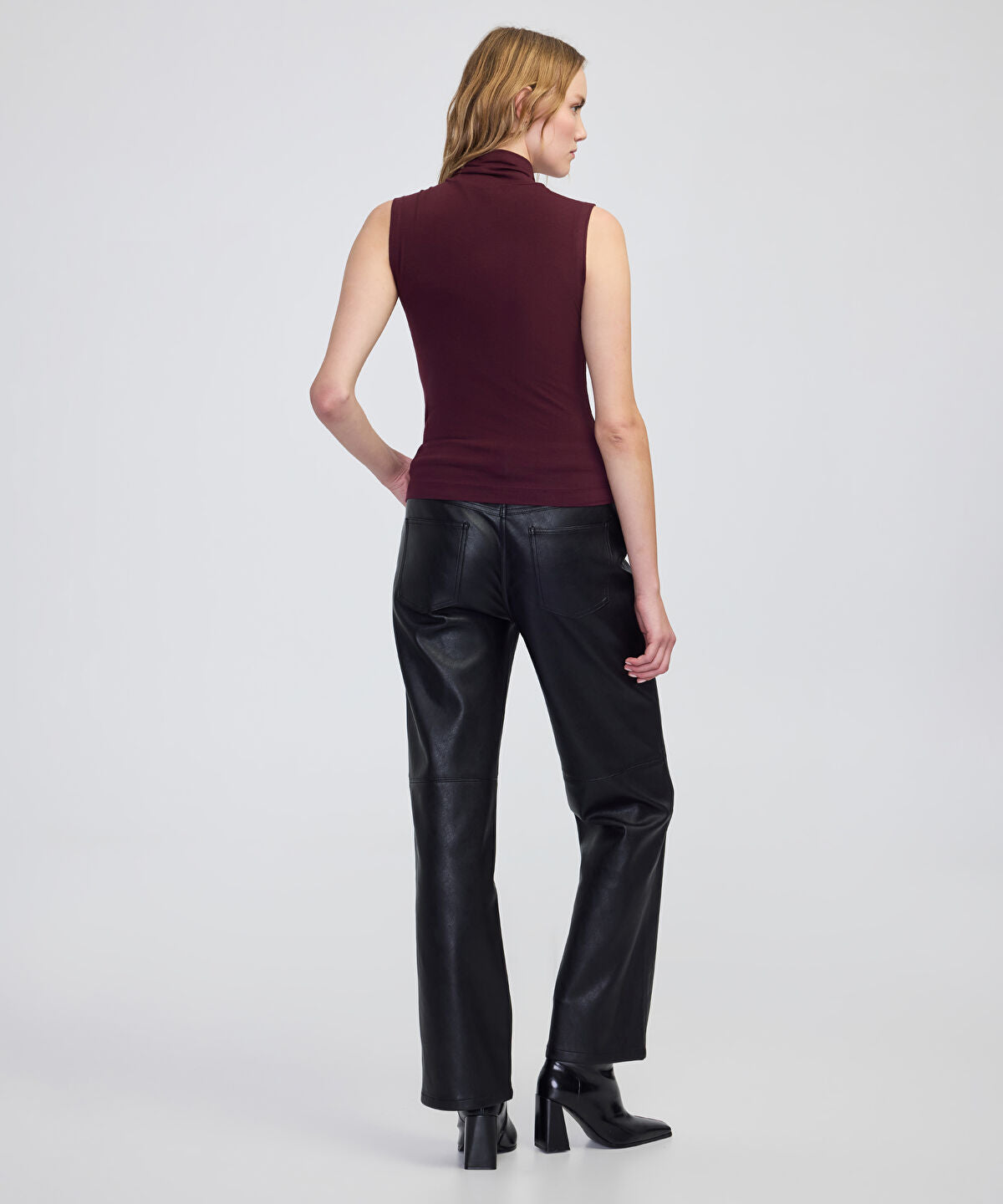 Zoomed High-Neck Basic T-Shirt