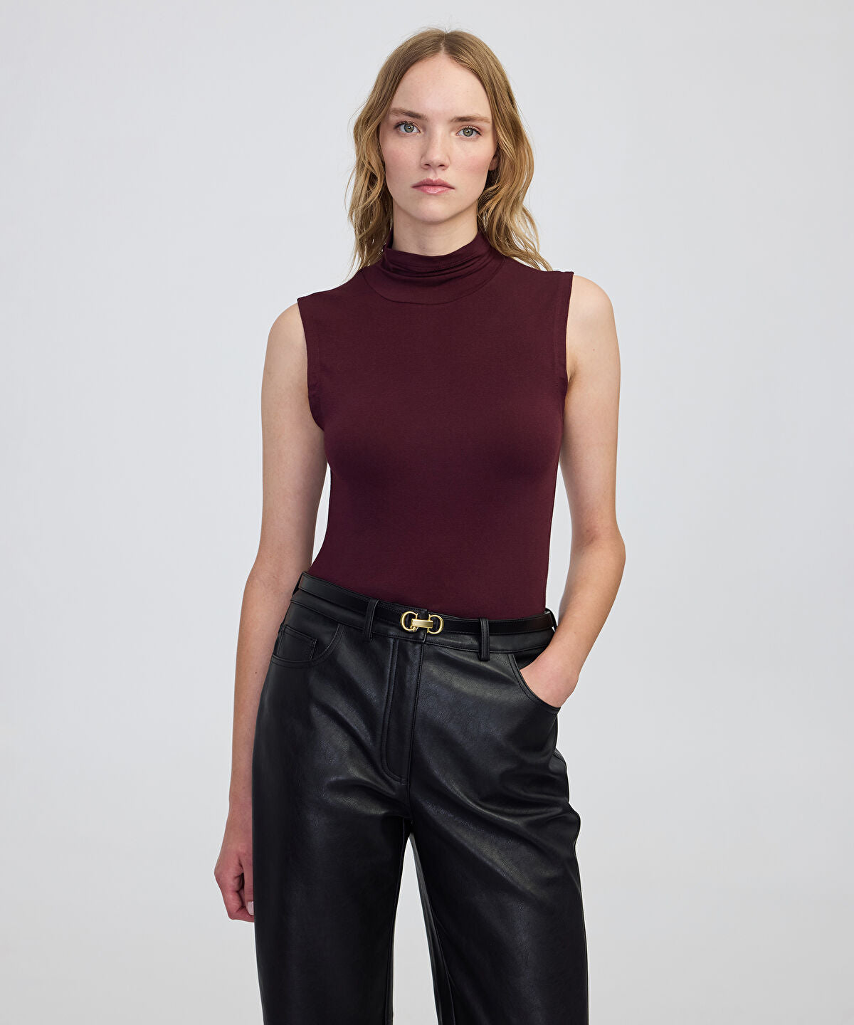 Zoomed High-Neck Basic T-Shirt