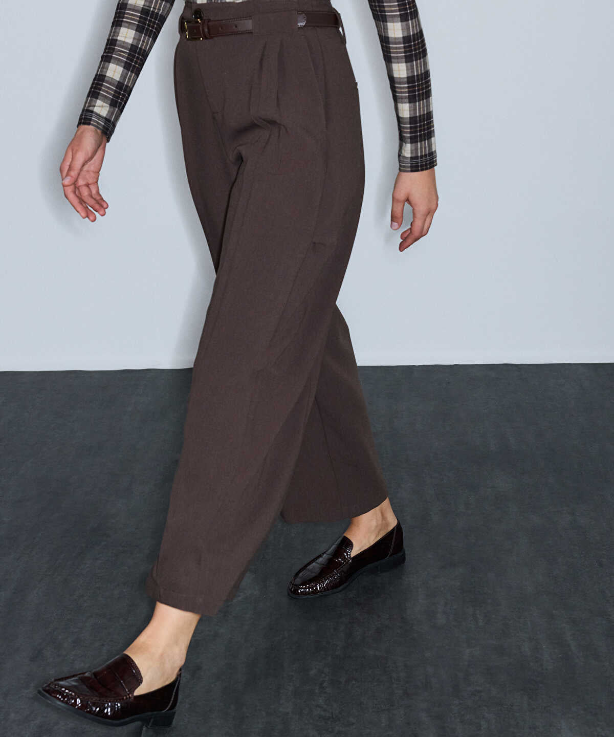 Zoomed Barrel-Fit Belted Trousers