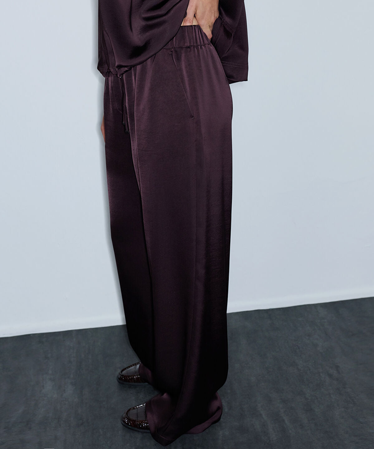 Zoomed Elastic-Waist Shiny Trouser