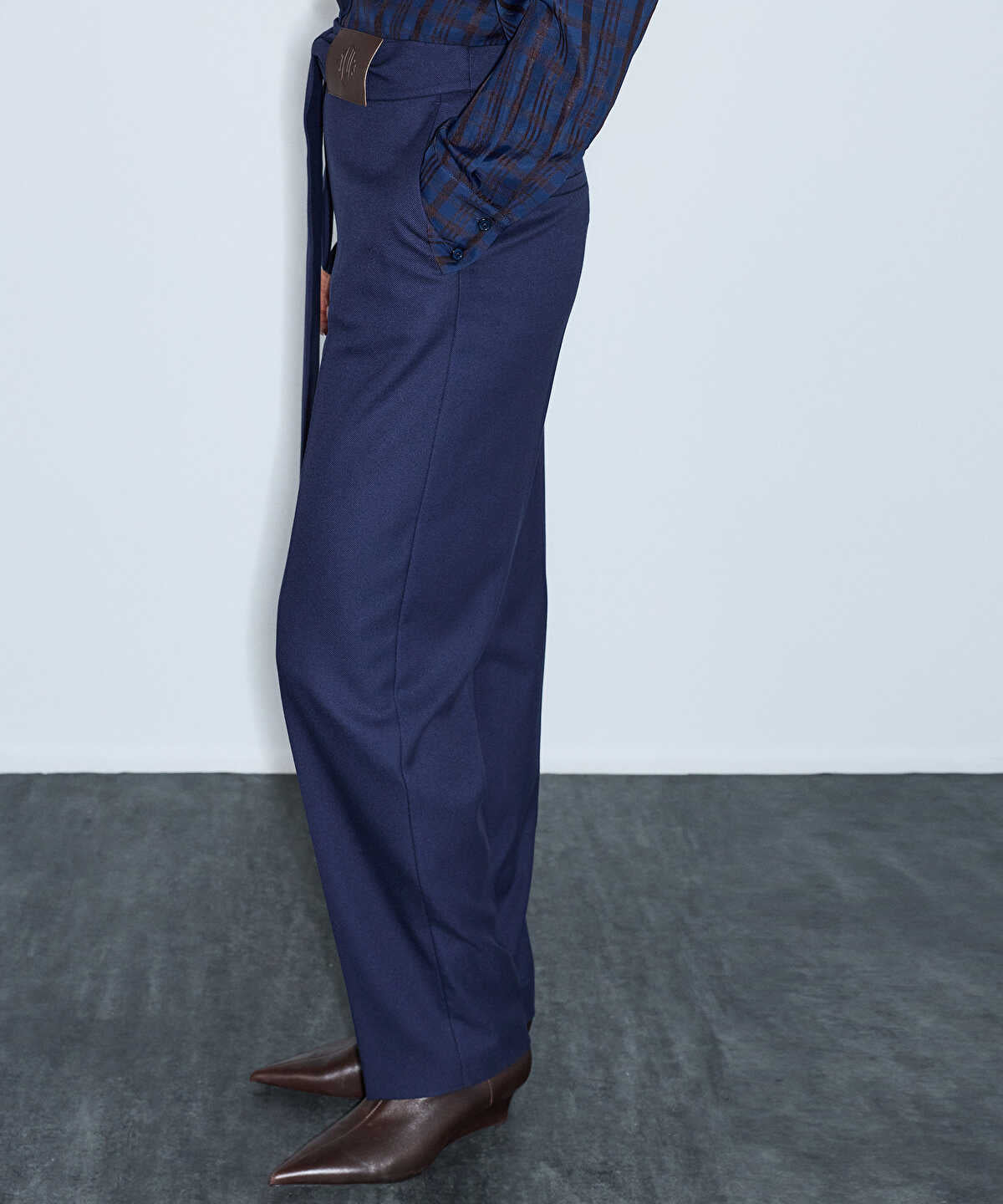 Zoomed Belted Carrot Fit Trousers