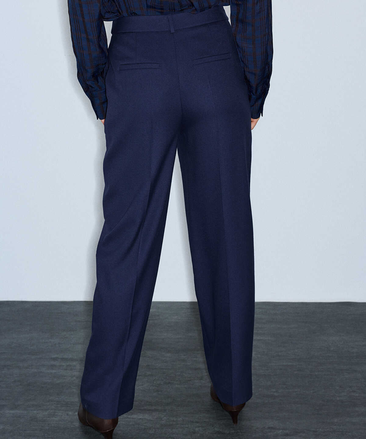 Zoomed Belted Carrot Fit Trousers