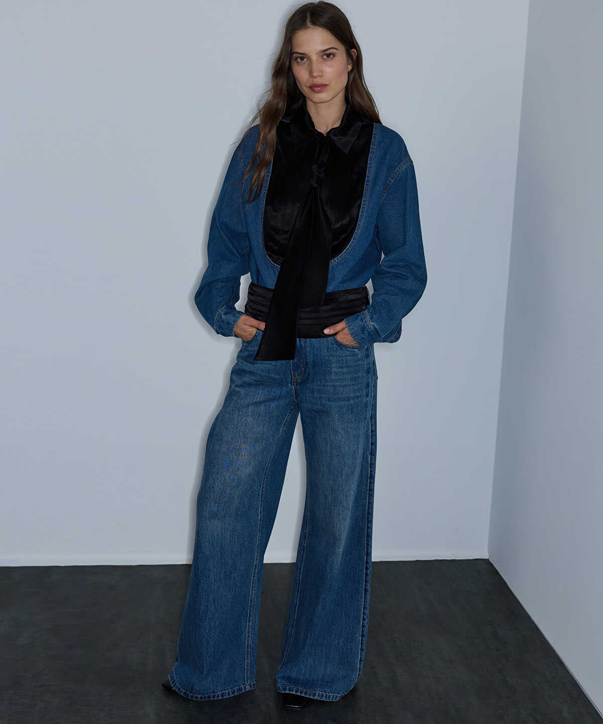 Zoomed Detachable Satin Belted Jeans