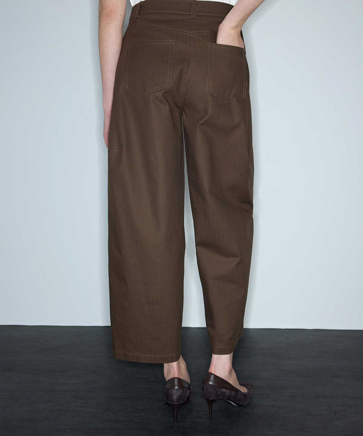 Zoomed Herringbone-Texture Barrel Trousers