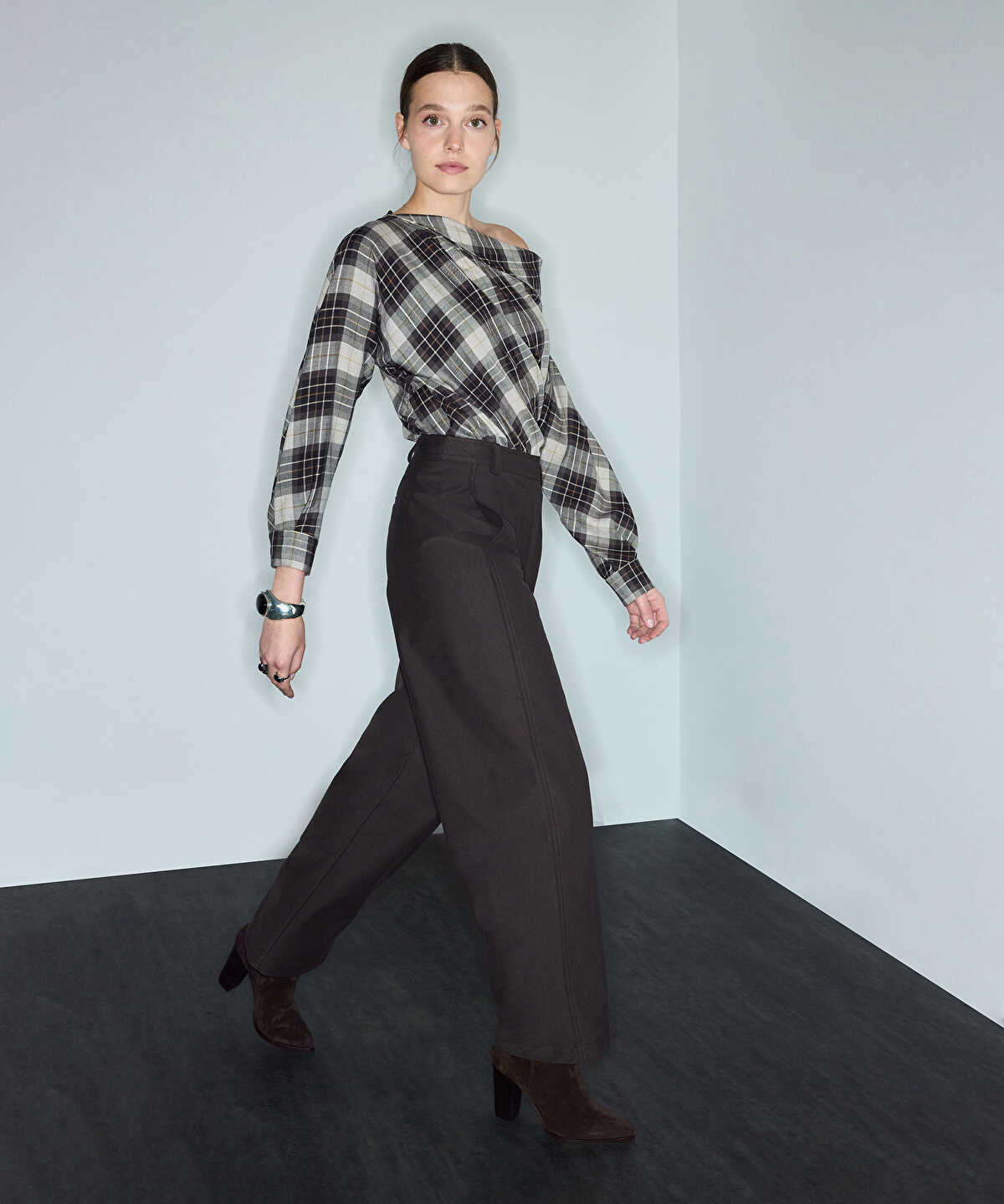 Zoomed Barrel Trousers