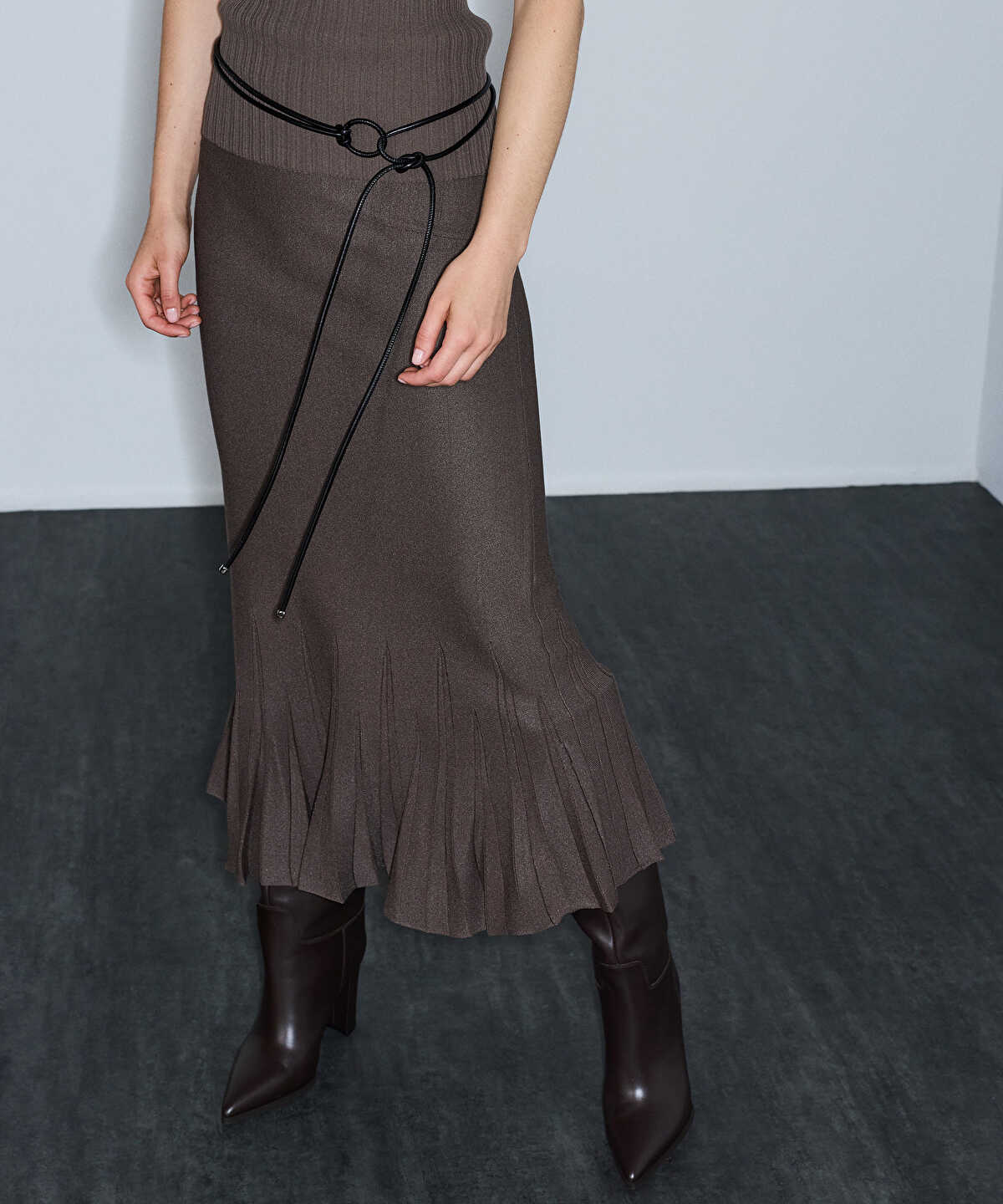 Zoomed Belted Knit Skirt