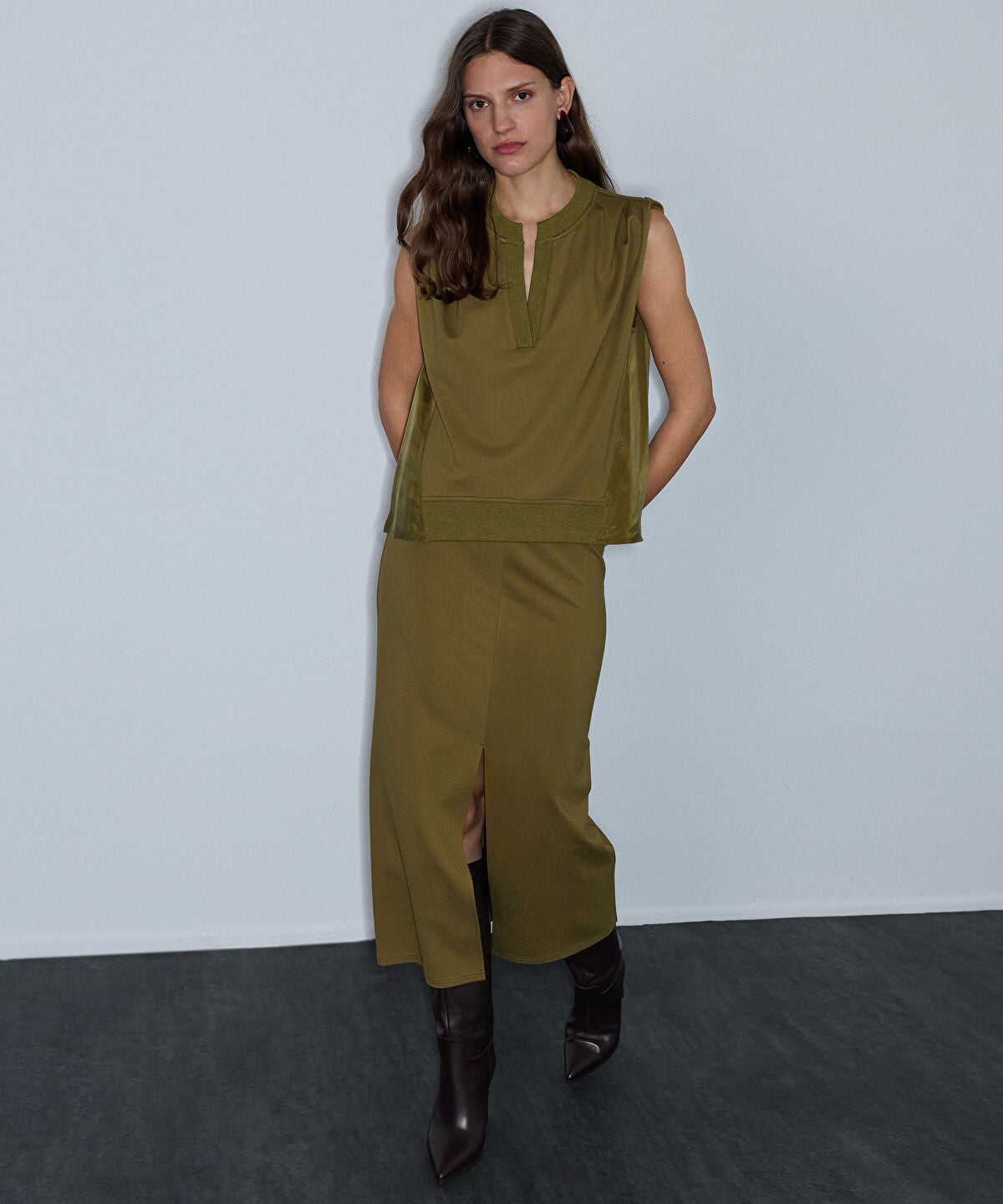 Zoomed Rib-Waist Midi Skirt