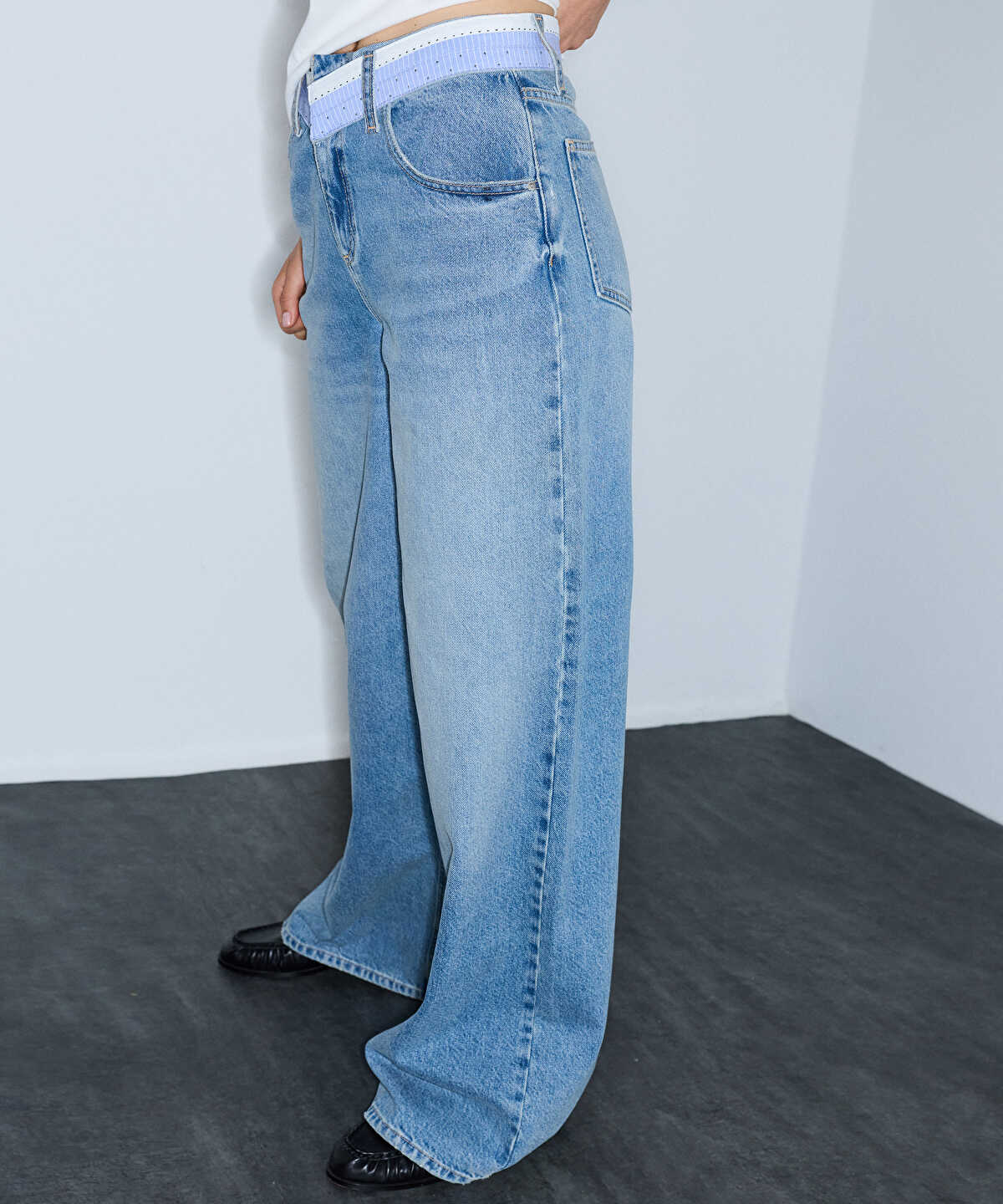 Wide-Leg Jeans with Contrast Waistband