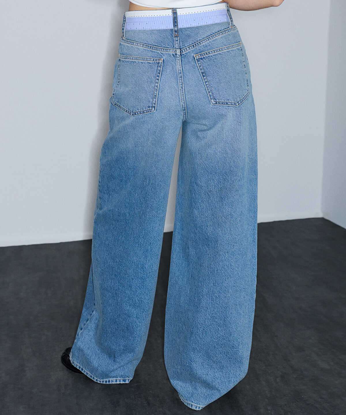 Wide-Leg Jeans with Contrast Waistband