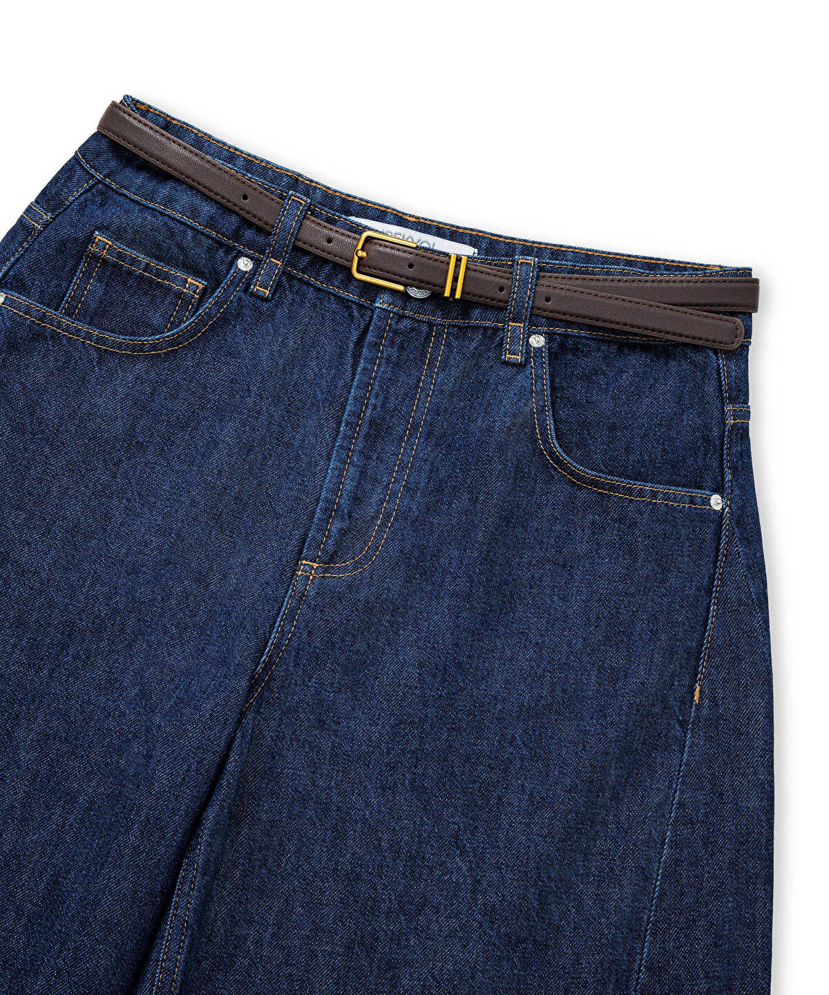 Zoomed Barrel Jeans with Belt