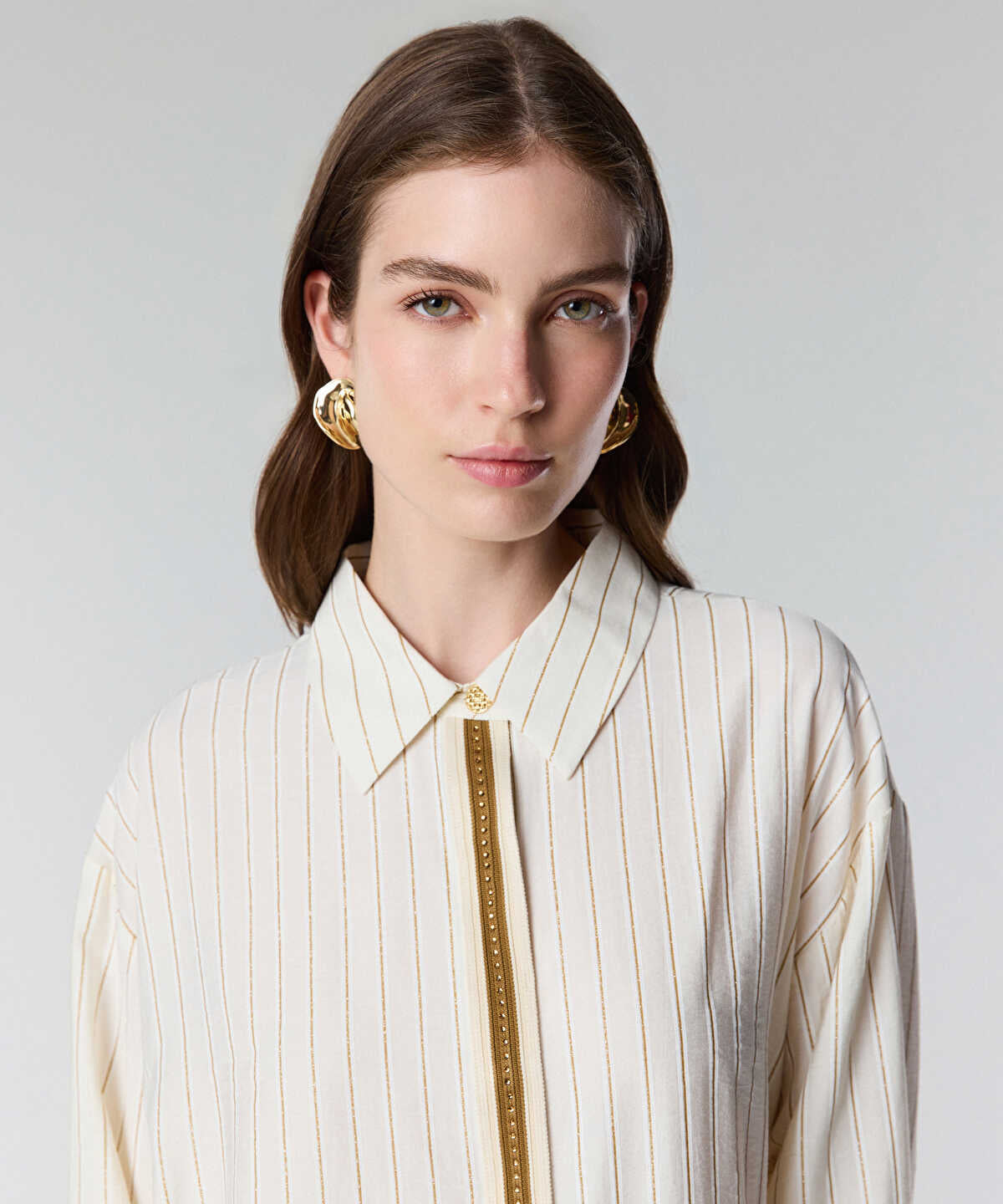 Zoomed Contrast Trim Striped Shirt