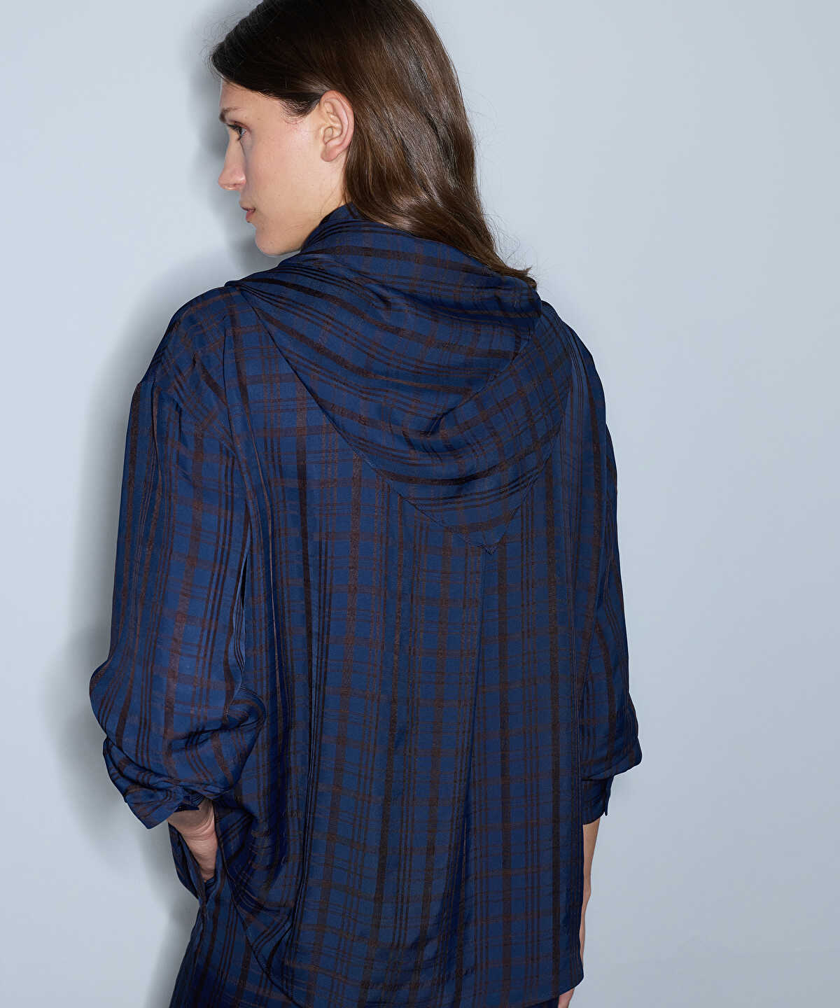 Zoomed Plaid Shirt with Detachable Scarf