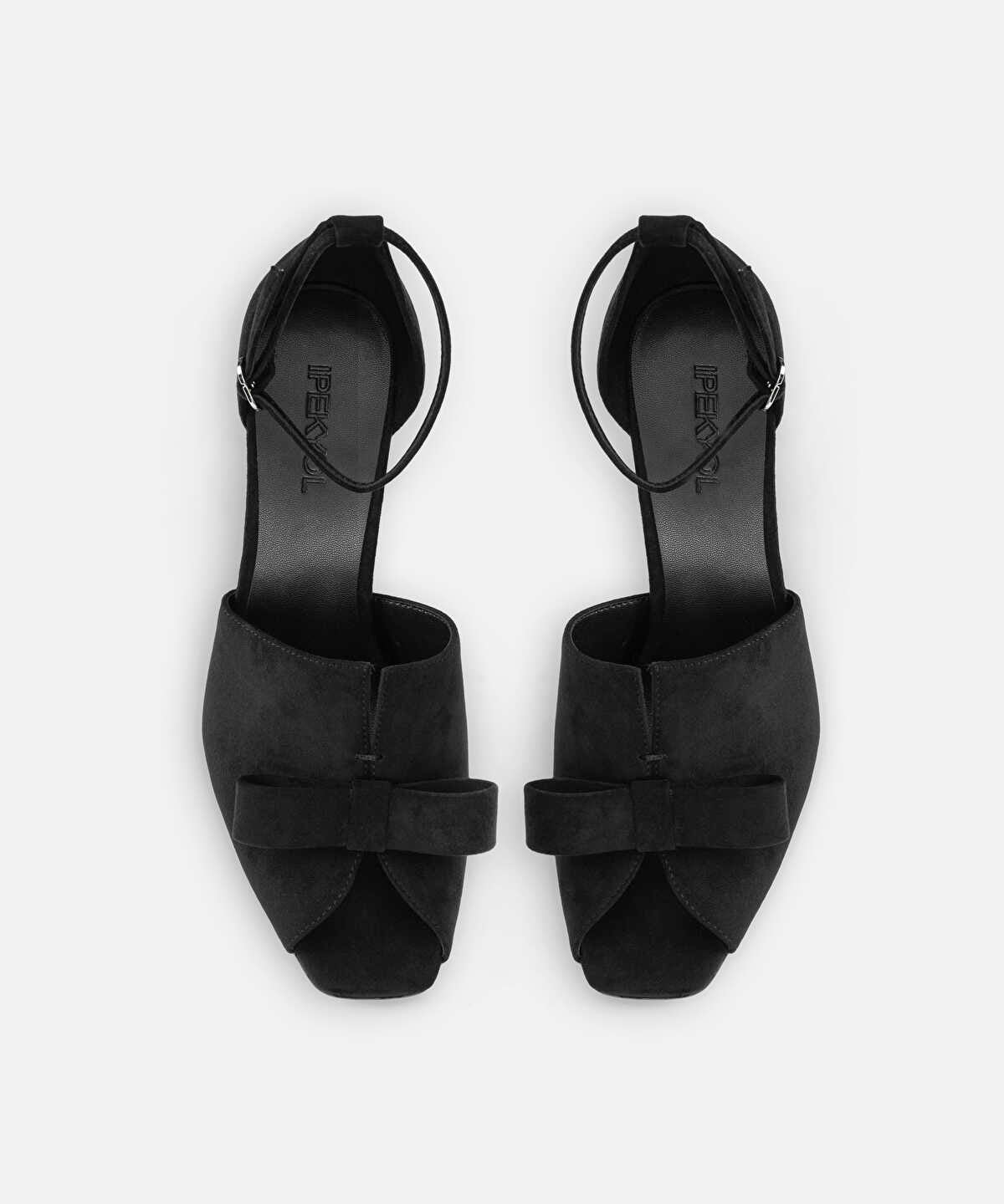 Zoomed HIGH-HEELS
