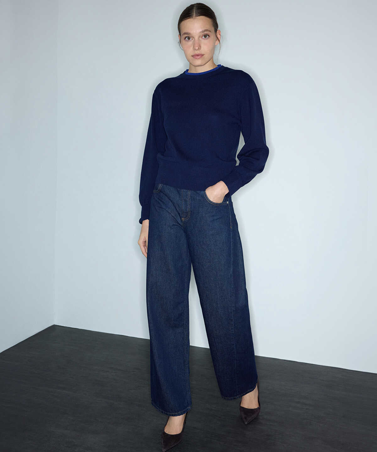 Zoomed Contrast Collar Knit Top