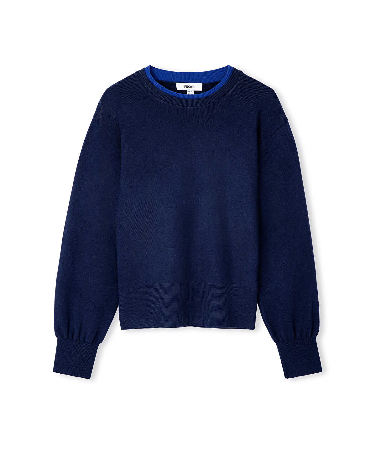 Zoomed Contrast Collar Knit Top