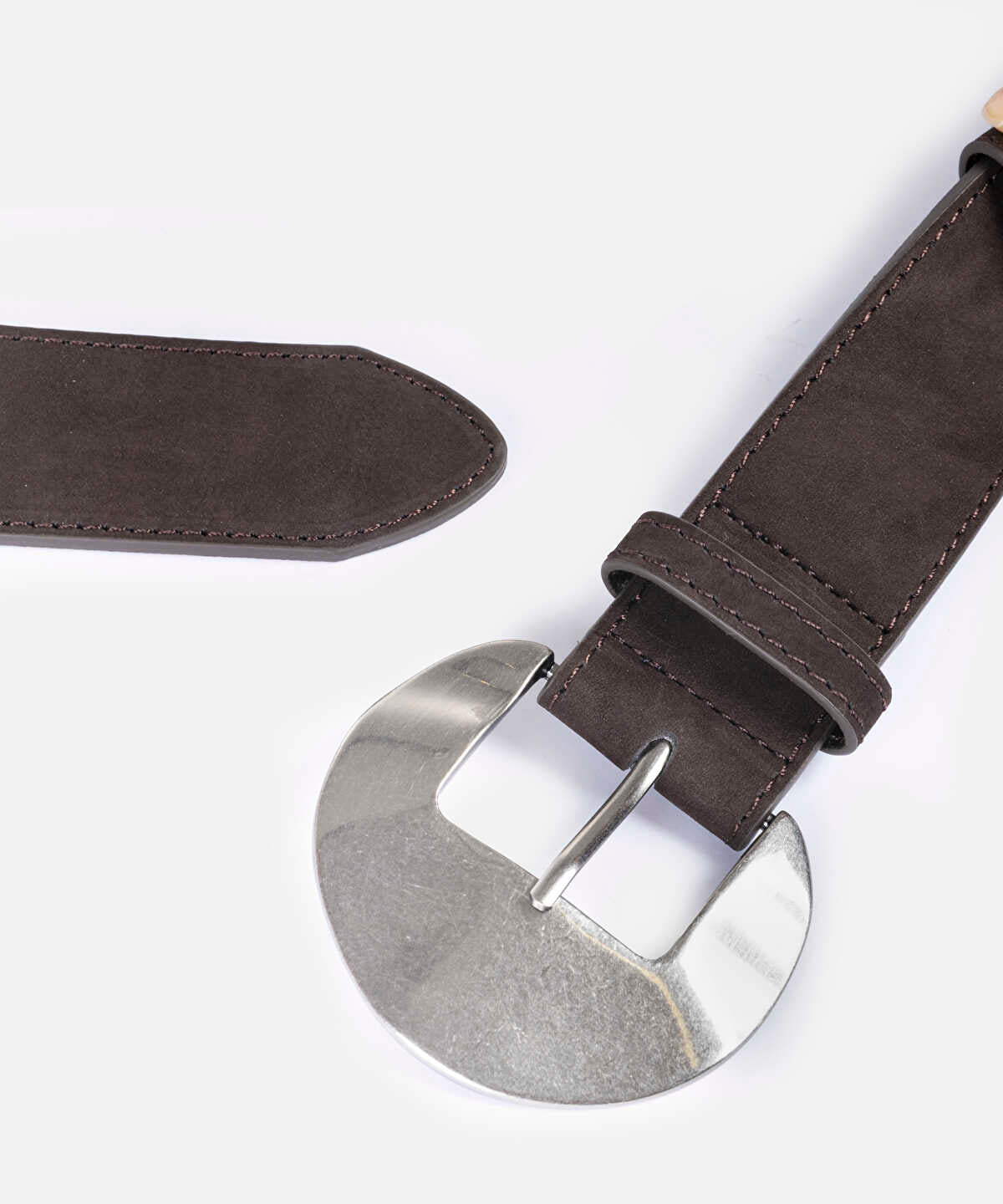 Zoomed 100% Leather Belt with Metal Buckle
