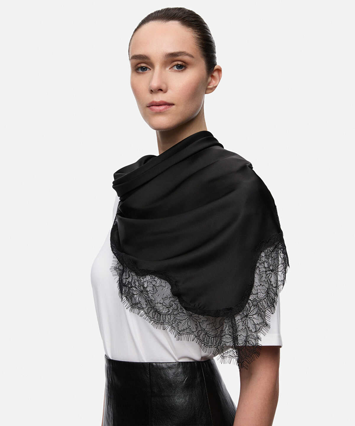 Zoomed Lace-Trimmed Viscose Shawl