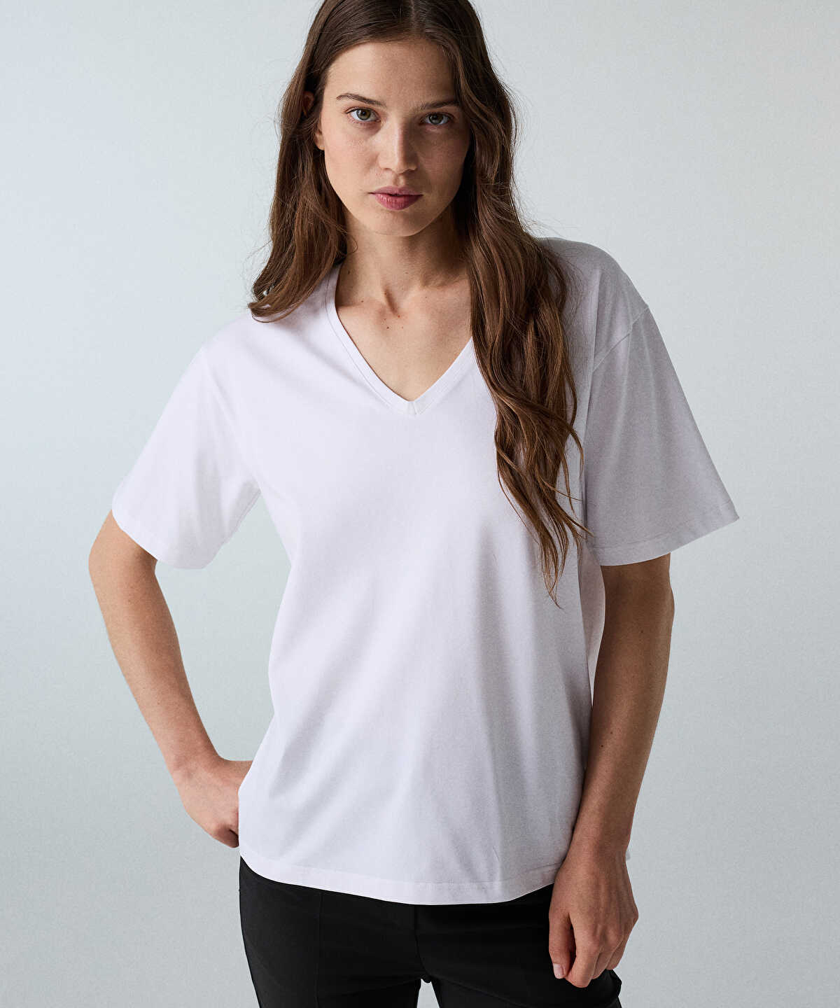 Zoomed Basic V-Neck T-Shirt