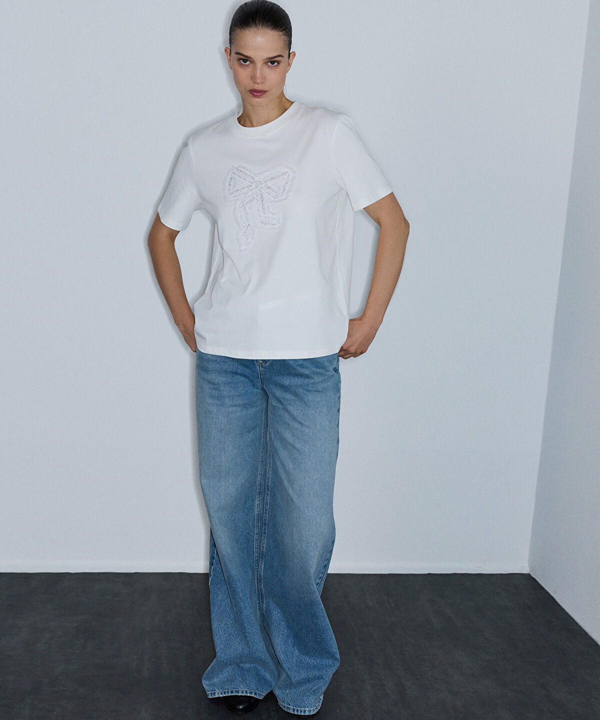 Zoomed Bow Applique T-Shirt 