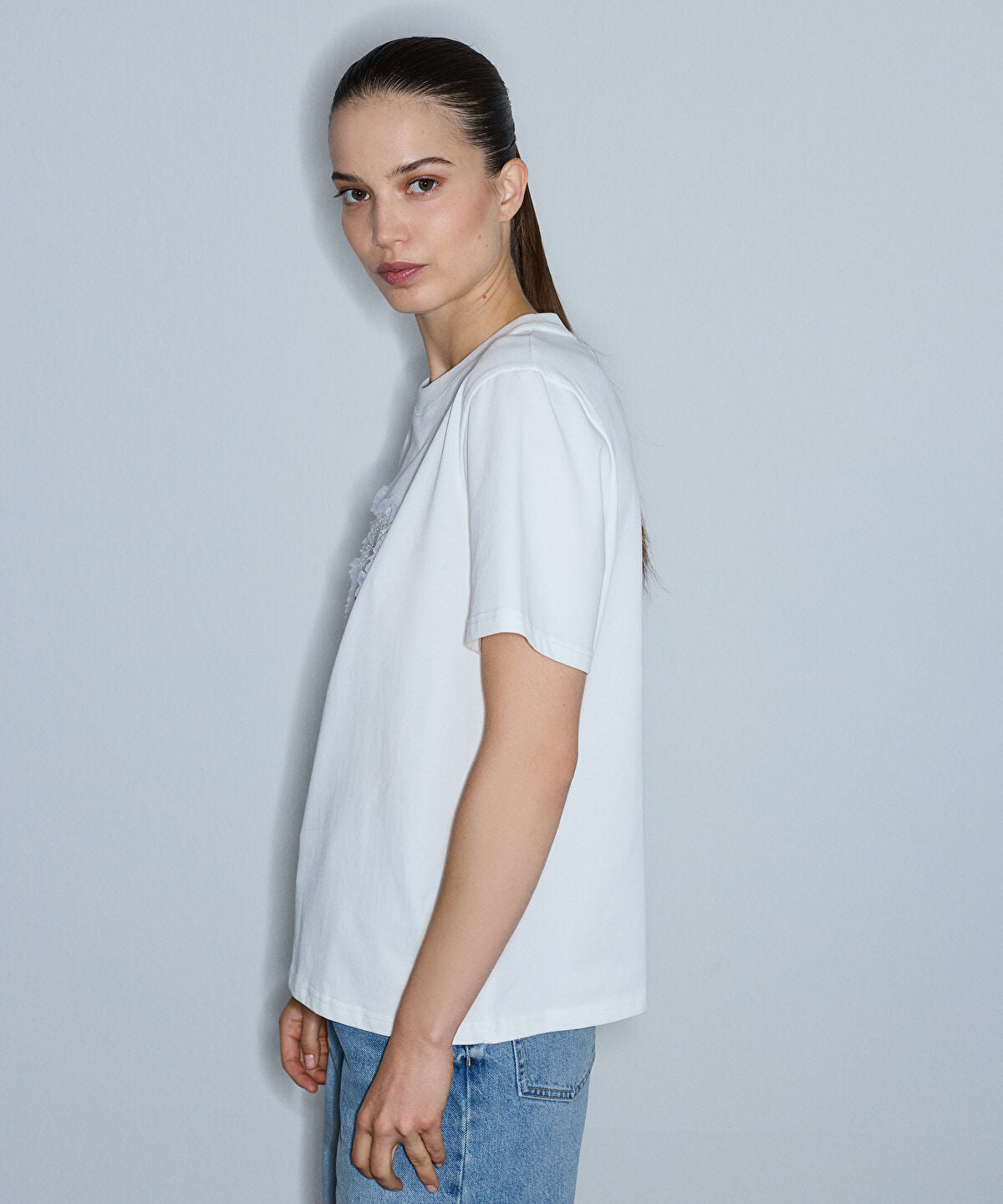 Zoomed Bow Applique T-Shirt 