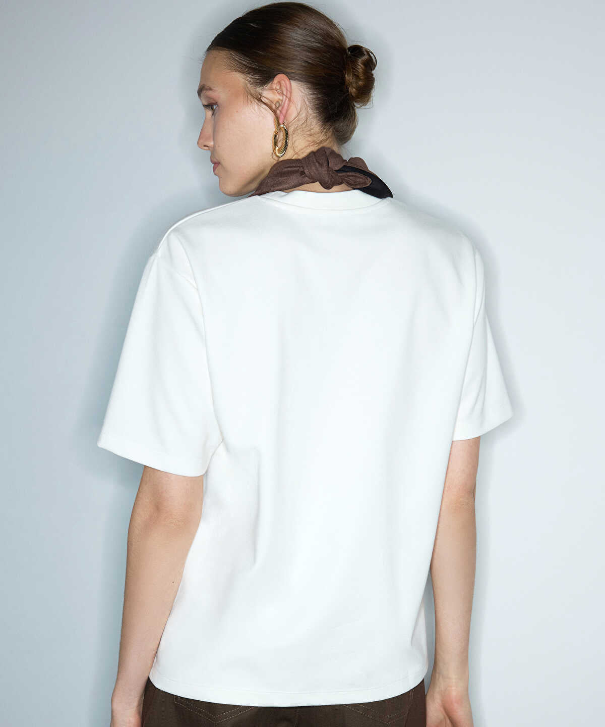 Zoomed T-Shirt with Detachable Scarf